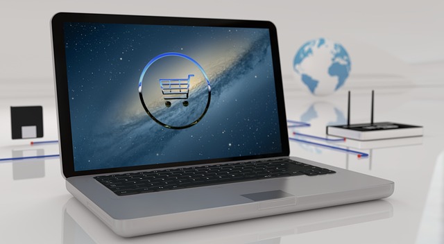 Bild welches einen Laptop mit einem Online Einkaufswagen zeigt