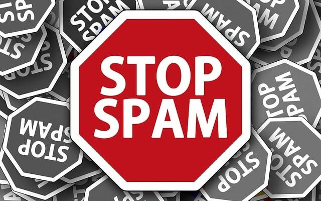 Bild mit einem Stop Schild auf welchem "Stop Spam" steht